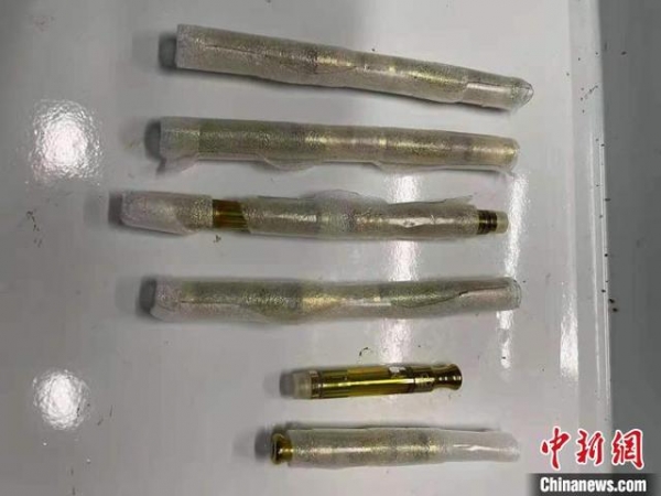 重庆海关查获一起伪装藏匿大麻油案：中性笔盒内暗藏玄机-1.jpg