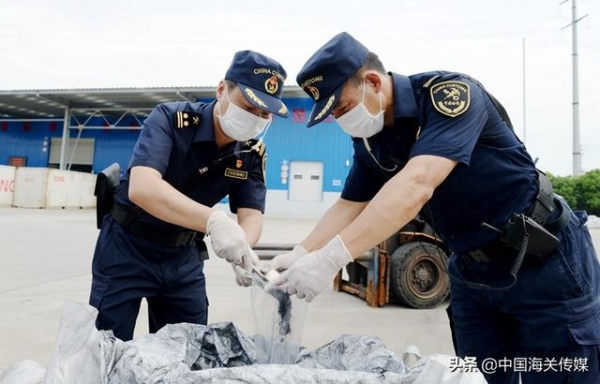 镇江海关查获一批出口未申报危险化学品-3.jpg