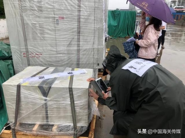 坚守工作在一线，不畏风雨海关人-7.jpg