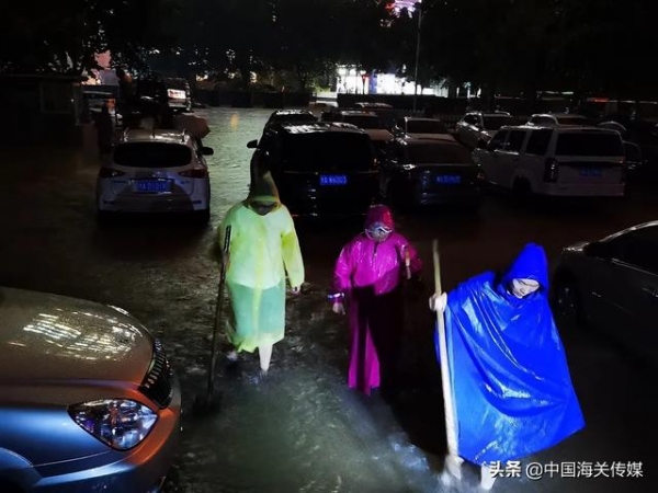 坚守工作在一线，不畏风雨海关人-14.jpg