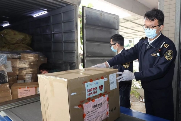 广州海关携手粤港澳大湾区邮政打通进口捐赠疫情防控物资物资爱心通道w3.jpg