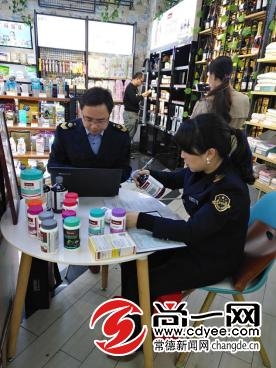 常德突击检查ctf保税店6家门店 扣押千余瓶（盒）问题产品-1.jpg