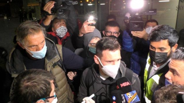 梅西在机场不高兴，因为飞机遭遇海关罕见详细盘查-1.jpg
