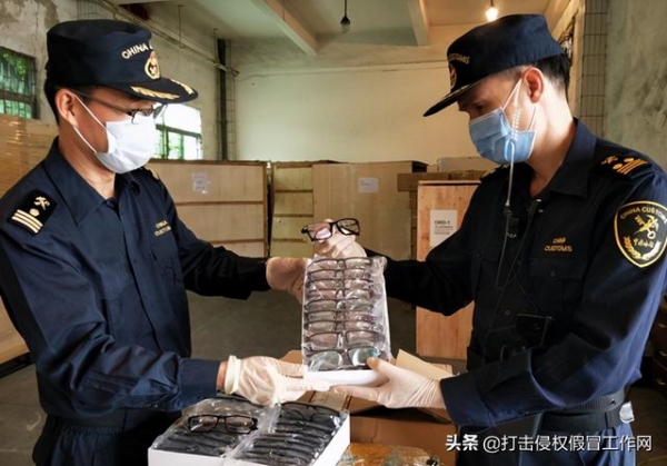 长安海关查获大量侵权眼镜及饰品、主板-2.jpg