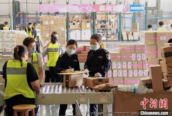 前10个月广东外贸进出口5.68万亿元-1.jpg