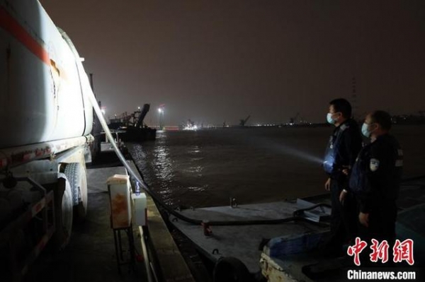 黄埔海关捣毁7个红油加工点 查扣嫌疑成品油177.97吨-1.jpg