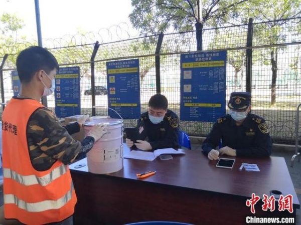 今年以来广州海关在空港货运渠道已检出404批不合格进口危险化学品-1.jpg