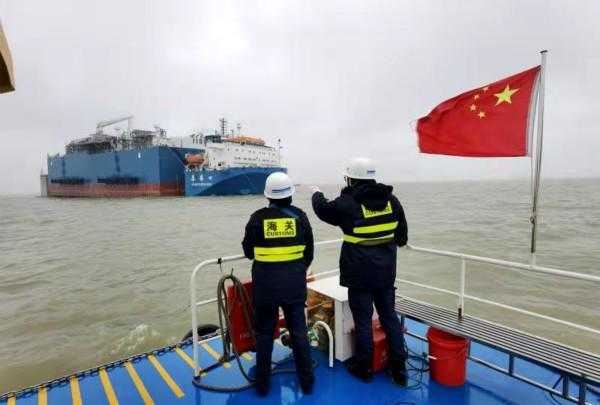 全球首制国产LNG再气化驳船出口非洲，上海海关助力“一带一路”建设-2.jpg