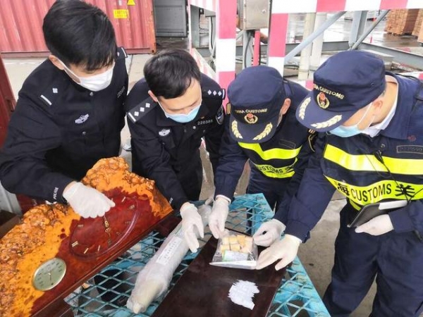 上海海关查获一批违规进口象牙画轴、黄檀木摆件-2.jpg