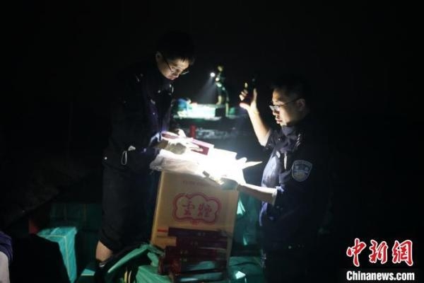 珠海警方联合海关共同侦破一案值3000万元香烟走私案-1.jpg