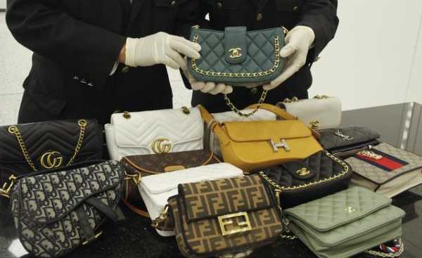 假包装满行李箱男子携15个冒牌大牌包入境被海关查获-1.jpg