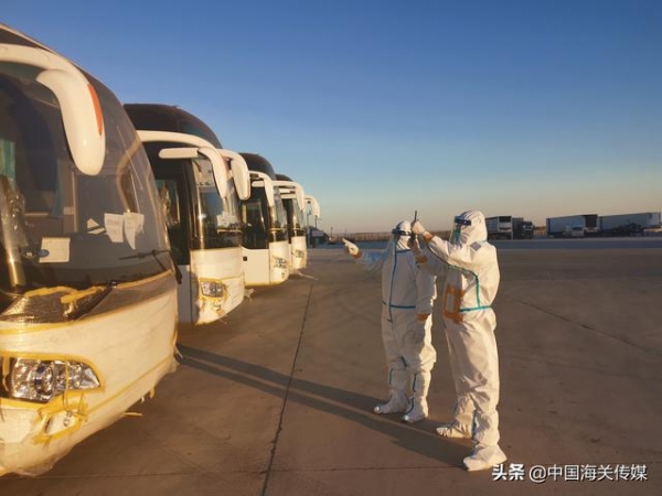 疫情之下，满洲里公路口岸开启汽车整车出口破冰之旅-1.jpg