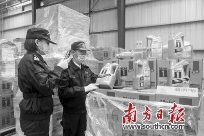 新港海关查获进口涉嫌侵权合成机油2940件-1.jpg