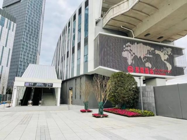 10号线列车驶入新终点站：基隆路站！外高桥保税区进入双地铁时代-3.jpg