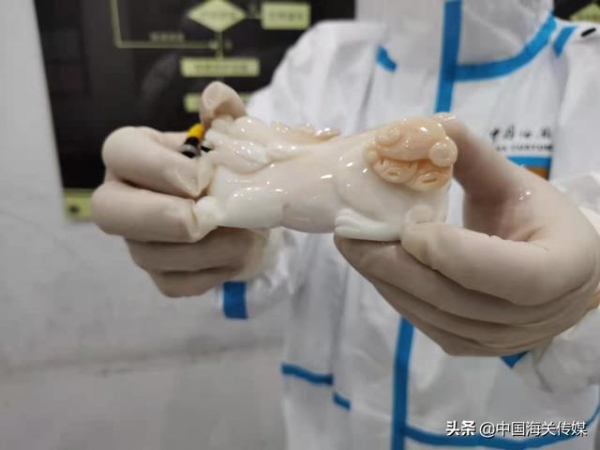 杭州海关查获44件砗磲制品-2.jpg