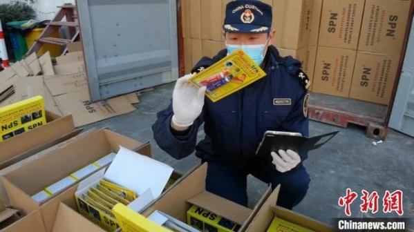 35.8万支！九江海关查获一批违规出口危化品-1.jpg