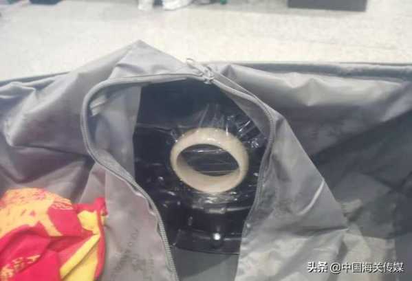 过关旅客走路姿势有异，竟然是因为裤腿里有佛牌？-1.jpg