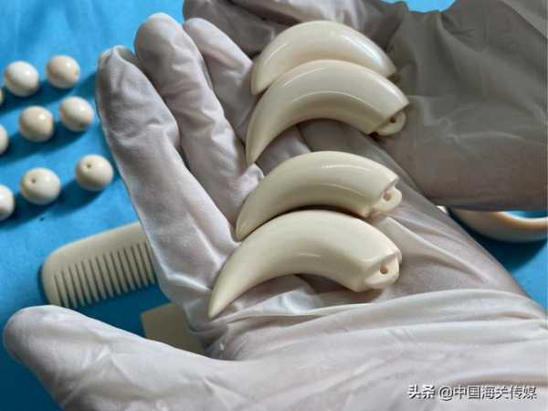 过关旅客走路姿势有异，竟然是因为裤腿里有佛牌？-3.jpg