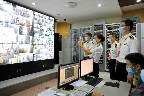 拱北海关精准培育 助力AEO企业踏出国门-1.jpg