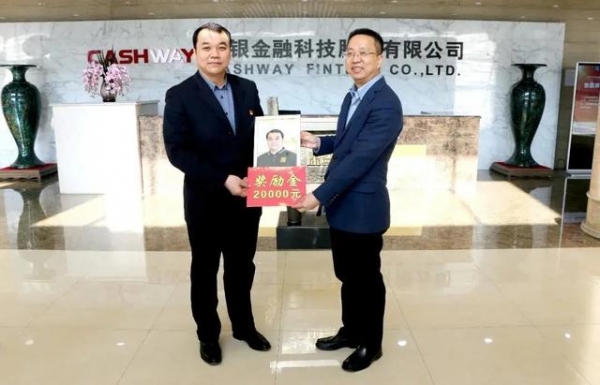 保税区党委书记、管委会主任洪世聪一行走访恒银科技慰问劳模-3.jpg