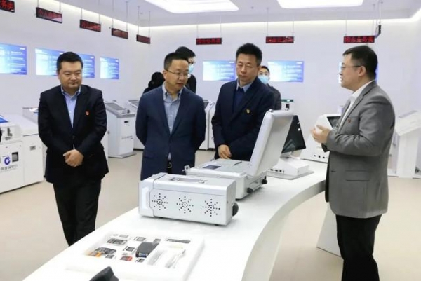 保税区党委书记、管委会主任洪世聪一行走访恒银科技慰问劳模-4.jpg