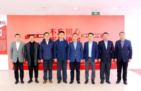 保税区党委书记、管委会主任洪世聪一行走访恒银科技慰问劳模-6.jpg