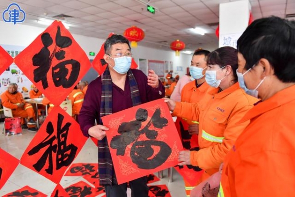 煮饺子 发礼包 送祝福 天津港保税区用温暖“留人”-1.jpg