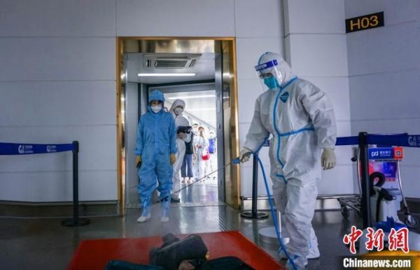 江北机场迎来节前最后一班境外航班 重庆海关守护旅客平安路-3.jpg