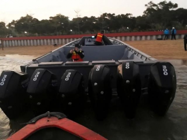 广州海关连续查获4艘涉嫌走私的“三无”船艇，是近年来该关查获的最大马力走私快艇-1.jpg