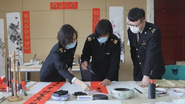 鲅鱼圈海关实招助力就地温暖过佳节-1.jpg