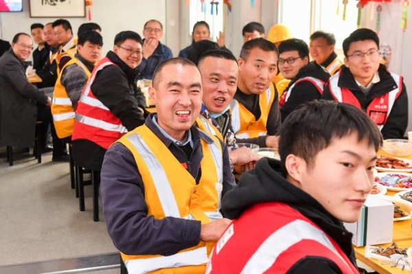 保税区总工会规建局慰问一线建设者 共度元宵佳节-1.jpg