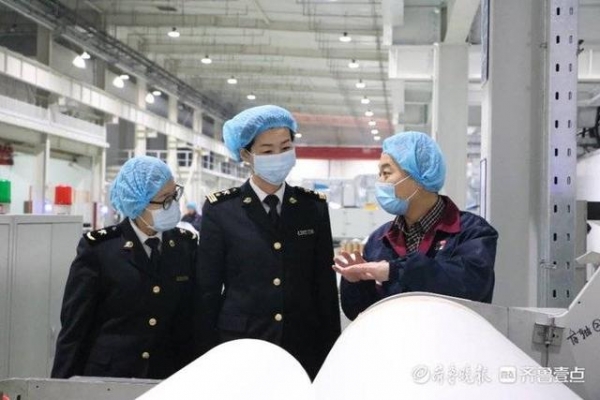 从工厂到运货码头无缝衔接，东营海关主动服务助力熔喷布保供出口-1.jpg