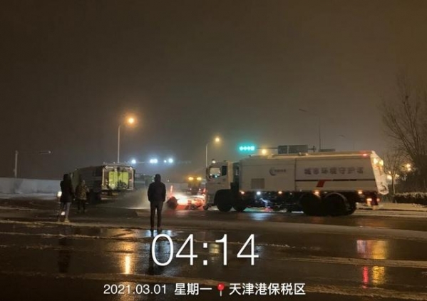 应对大雪 保税区连夜行动-1.jpg