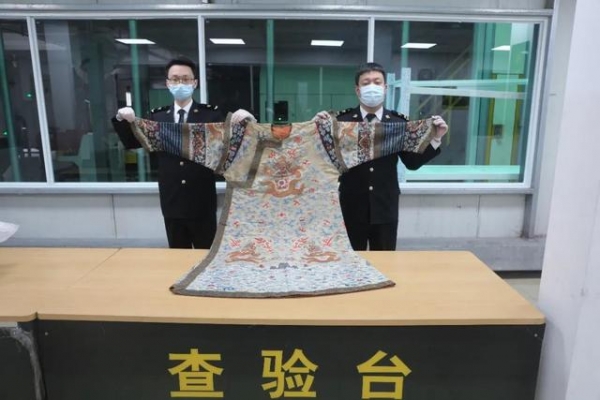 清代龙袍冒充女装藏入境快递中？海关部门这样提醒-1.jpg
