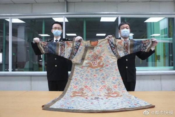 杭州机场海关查获一件价值15万的龙袍-2.jpg