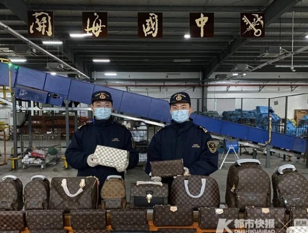 你买的LV包包被查了！海关查获134个“路易威登”假包-7.jpg