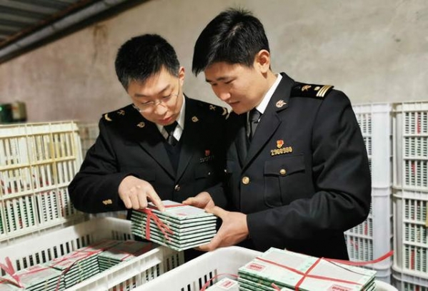 海关优先现场查验 蚕种按时包机出口-1.jpg