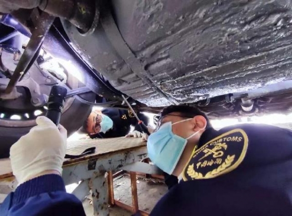 破损车辆内有“乾坤”！海关查获多起违规携带大量手机入境案-3.jpg