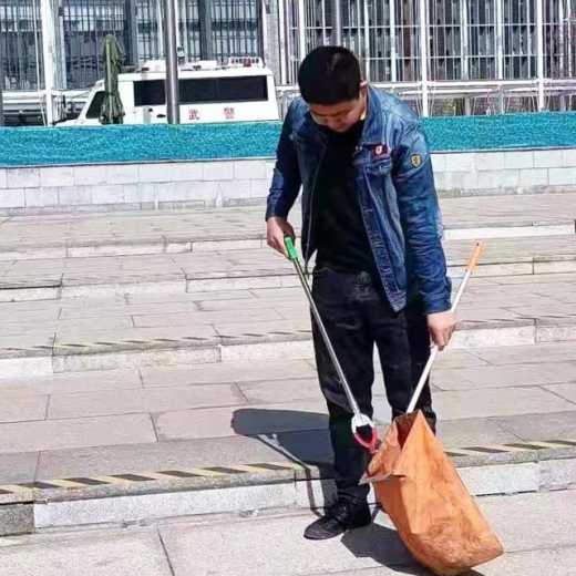 保税区开展“烟头革命”专项清理行动：捡起小烟头 创出大文明-3.jpg