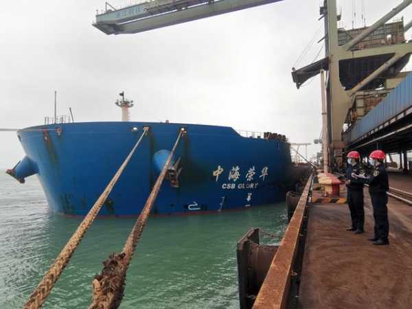31万吨“巨无霸”货轮！湛江海关快速验放进口大宗原料保企业供应链稳定-2.jpg