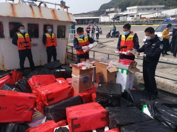 你抽的“华子”可能是假的！江门海关查获1700多箱走私假烟-1.jpg