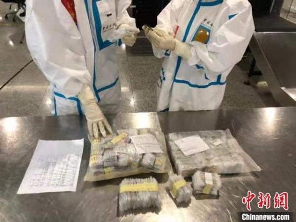 旅客从开罗带408件废旧手机主板入境被海关挡获-2.jpg