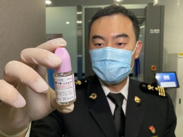 大连周水子机场海关查获违规进境电子烟弹18000支、药剂900支-3.jpg