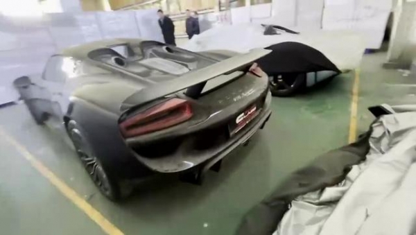 海关罚没保时捷918，起拍价962万，旁边盖着的车比它更贵-5.jpg