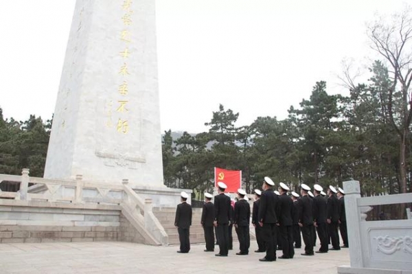 天津海关开展“清明祭英烈”活动-4.jpg