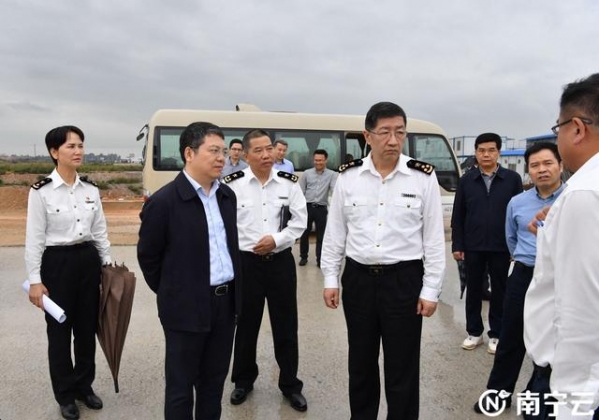 南宁海关关长王志一行到南宁国际铁路港调研 孙大光一同调研-1.jpg