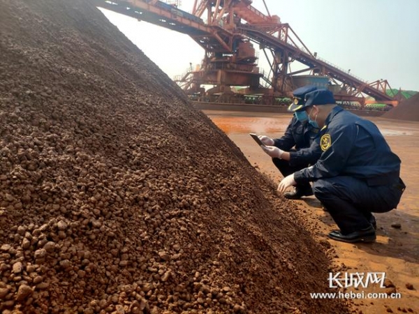 黄骅港海关“火眼”识别矿石质量 帮企业挽回损失300万元-1.jpg
