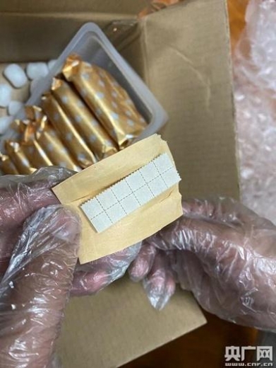 成都海关连查两起国际邮包运毒案 小小“邮票”竟是新型毒品-1.jpg