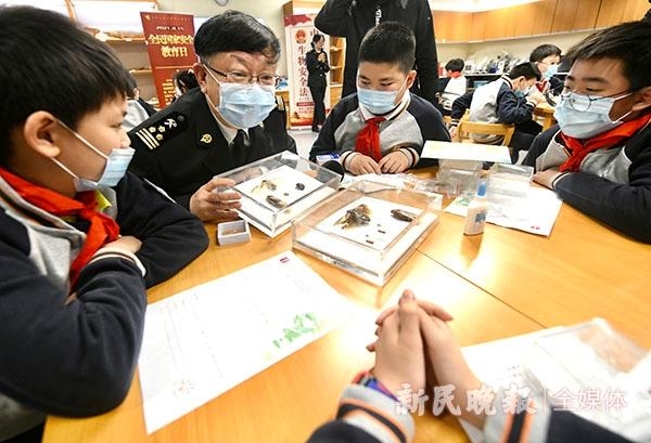参观展览，亲手做实蝇标本……上海海关法治宣传教育基地开放活动“老扎劲”-1.jpg