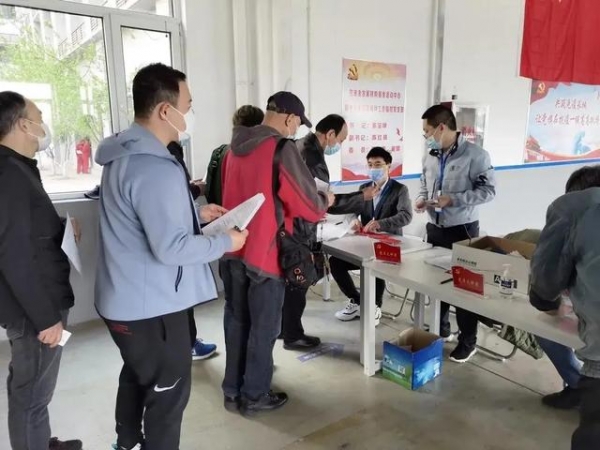 积极履职担当 新区商促局干部下沉保税区接种一线-10.jpg